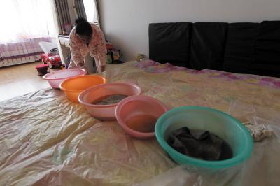 始兴楼上漏水，住户失联，小区没物管，业主维权难！律师来支招……